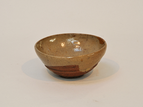 古唐津　盃 桃山時代の古唐津盃です。 堂々とした風格を漂わせている盃です。 手に