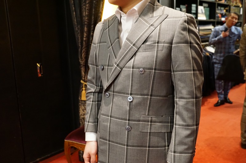 ダブルブレストスーツを纏う、大阪ミナミの不動産ビジネスマン。（新宿