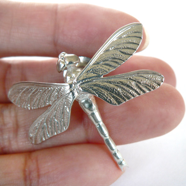 楽天市場】かざりや鐐 kzr-e-007 ピンバッジ「トンボ 大 (タイタック用