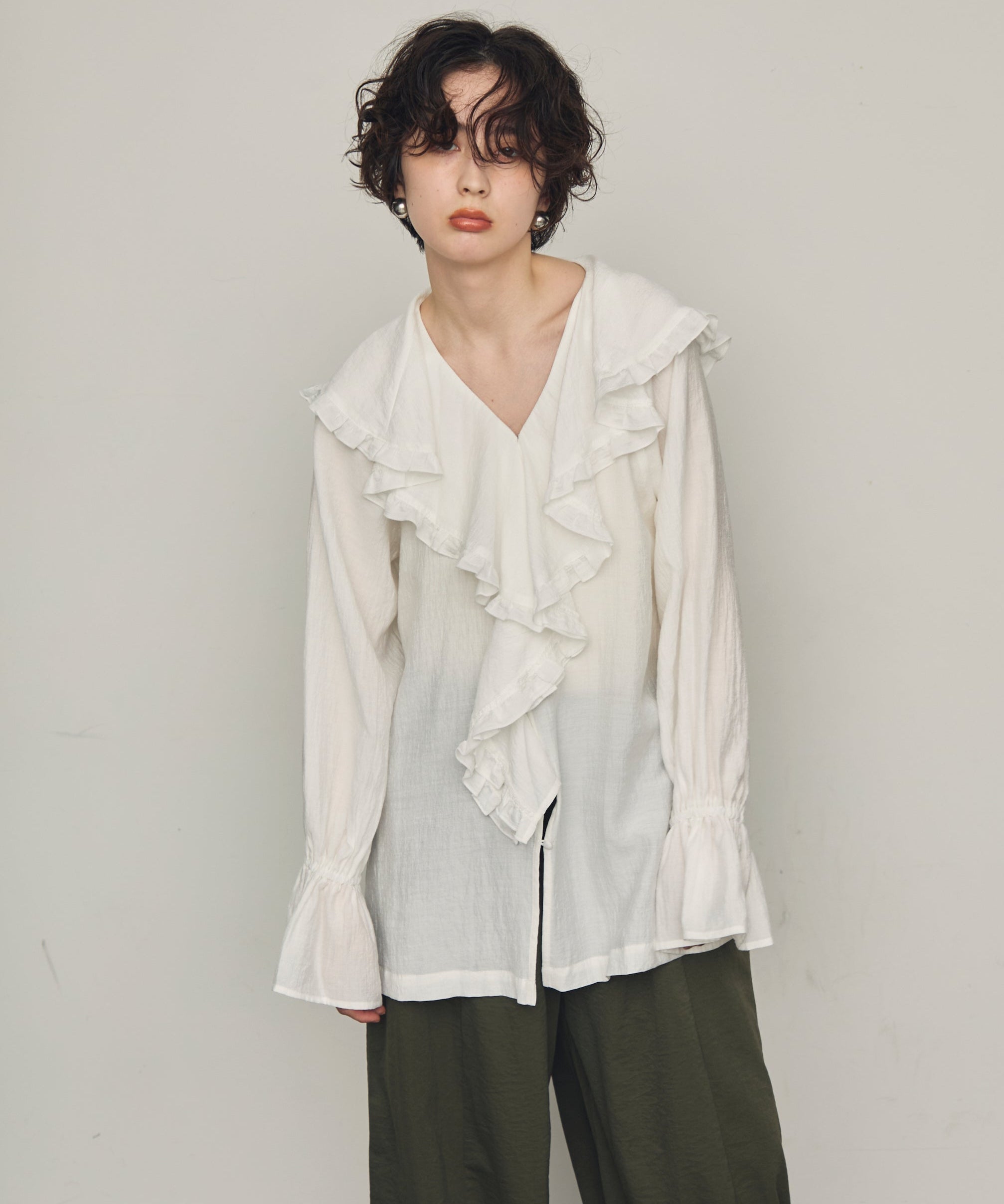 ラッフルカラーフリルブラウス | Trish