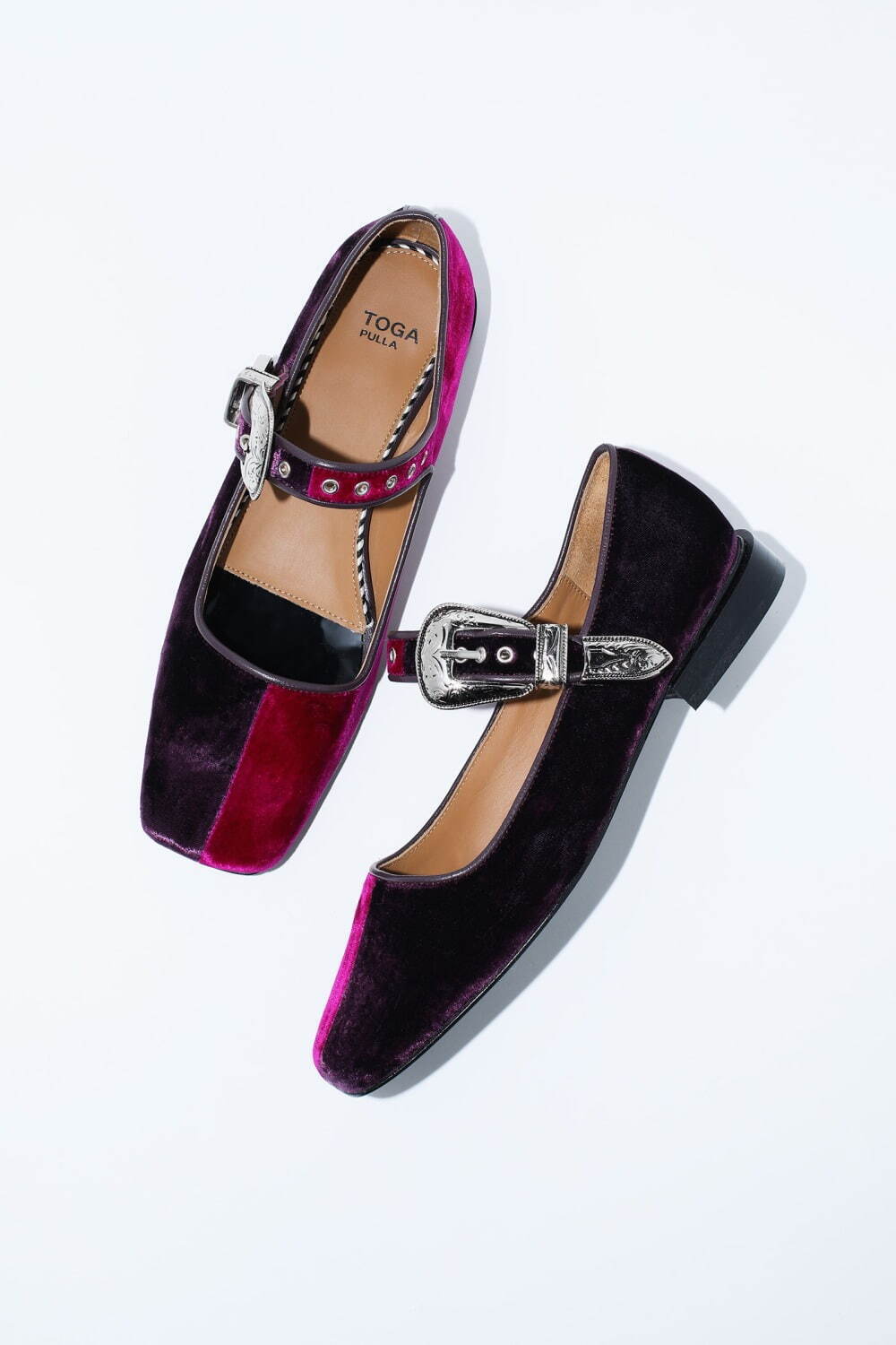 トーガ プルラ新作メリージェーンシューズ、ブラックレザーorバイ