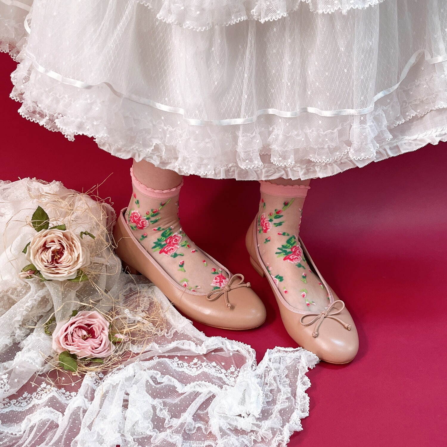 ピンクハウス、ハローキティとのコラボワンピース＆ローズ柄シューズ