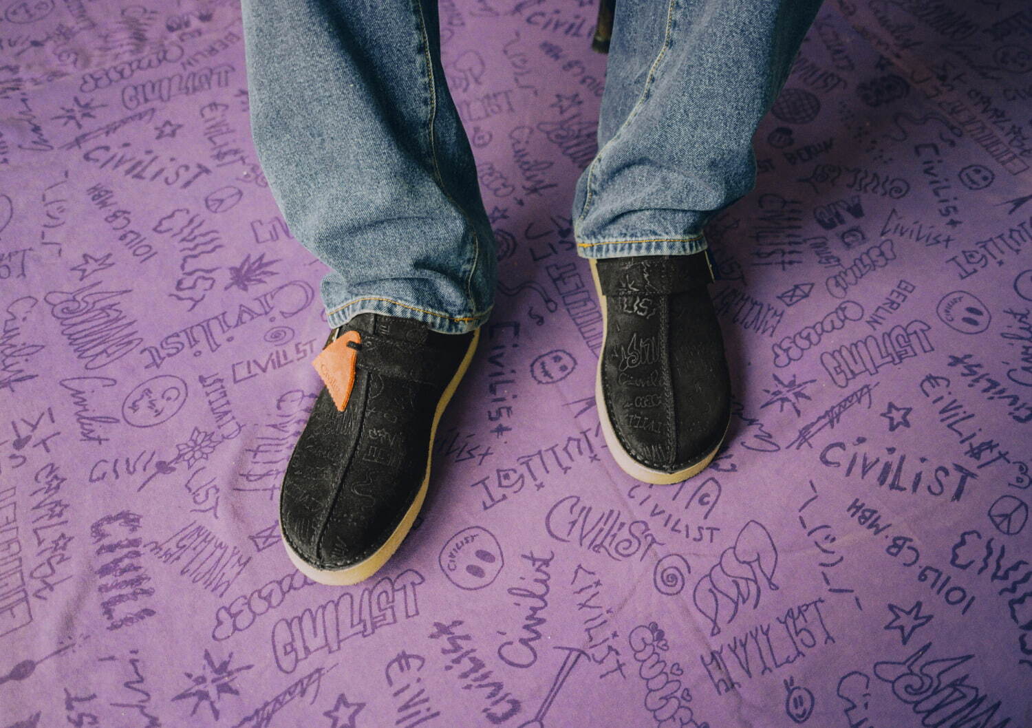 クラークス オリジナルズ“落書き風”デボス加工入り「ワラビー