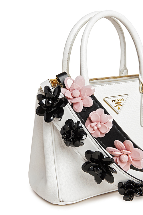 プラダよりバッグストラップが登場 - レジンやレザーの花を