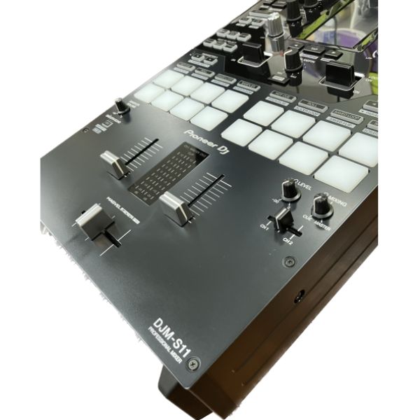 Pioneer DJのDJミキサー、DJM-S11のデモ品をご紹介します。