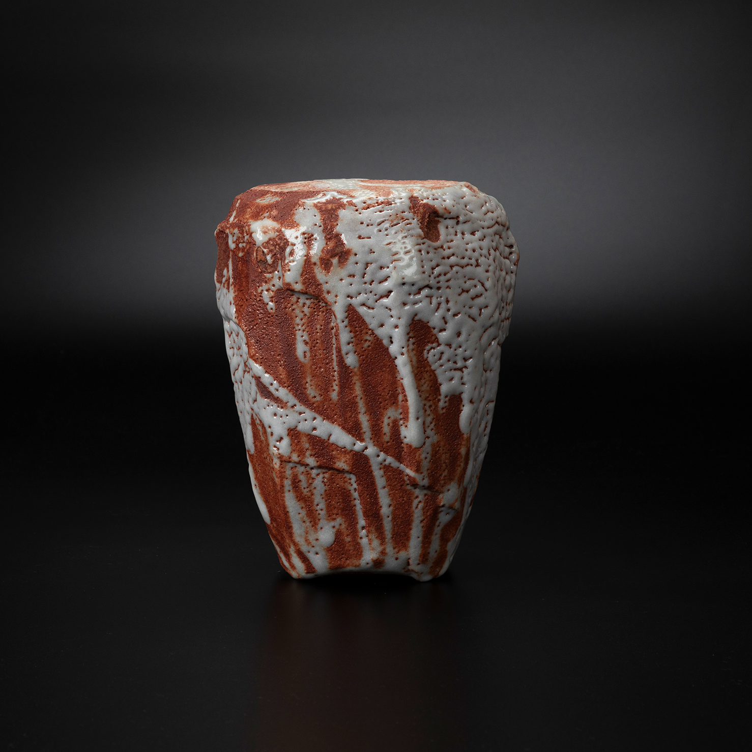 志野花入｜侘び寂びが息づく日本の伝統工芸品