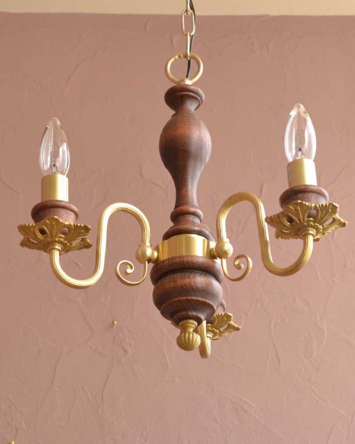 木製✕真鍮のコラボが人気のアンティーク風の木製シャンデリア（3灯