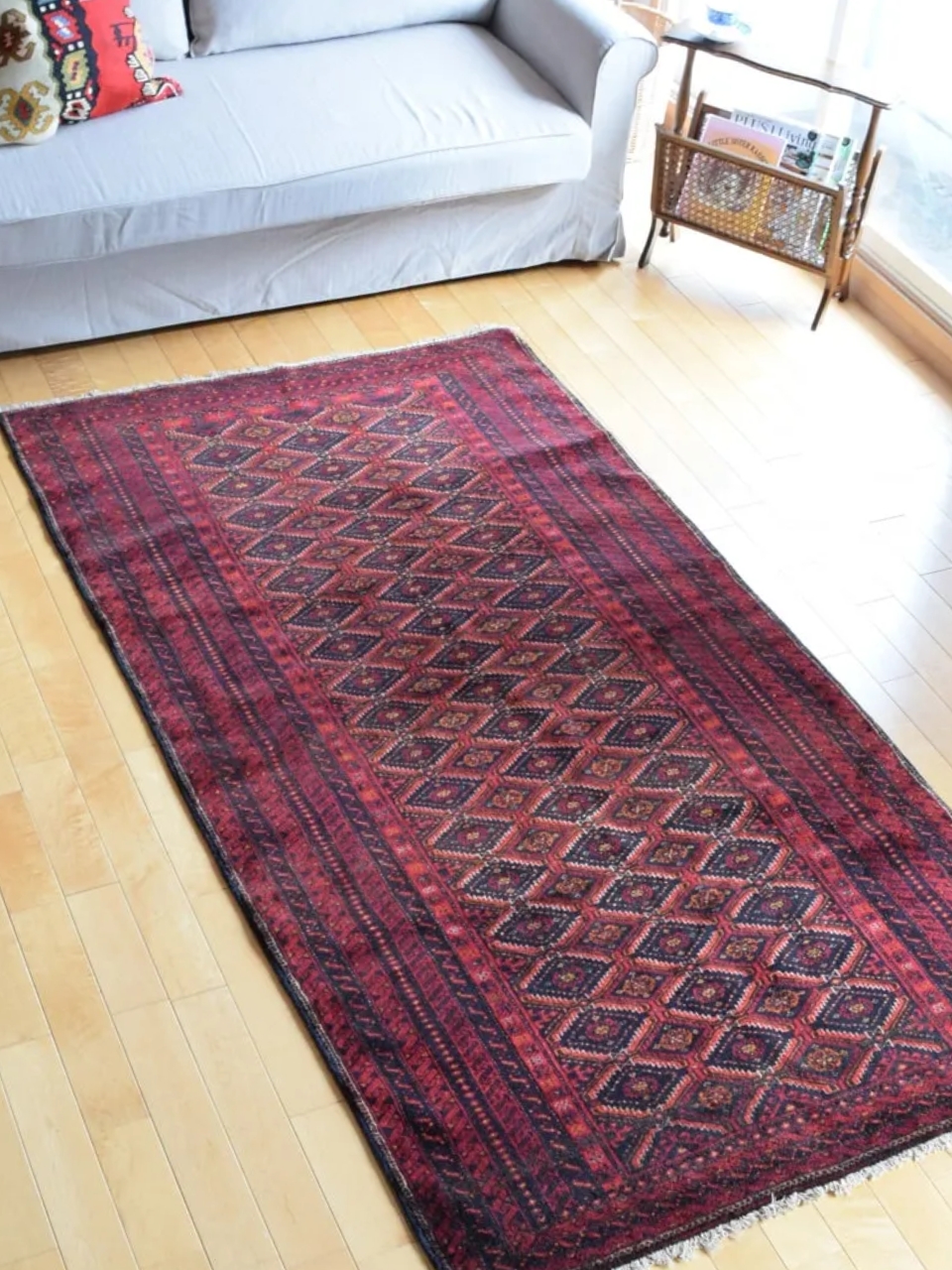 コンパクトサイズのおしゃれなオールド絨毯、一点もののビンテージ