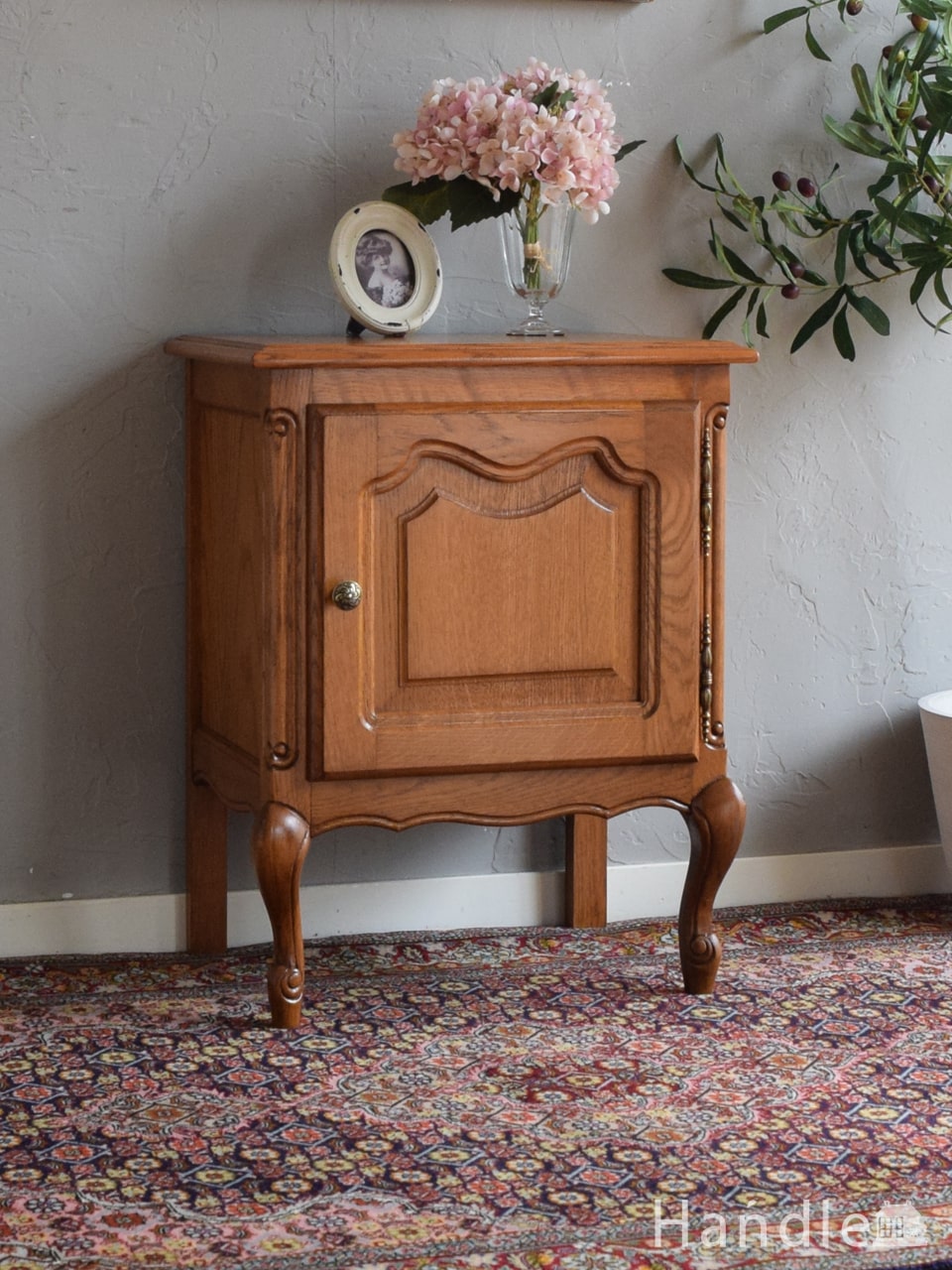 フランスの小さなアンティーク家具、優雅な猫脚が美しいナイトテーブル