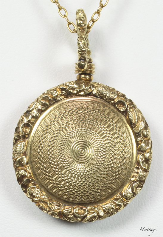 イギリス貴族の遊び心あふれるエンジンターンと手彫りのゴールド