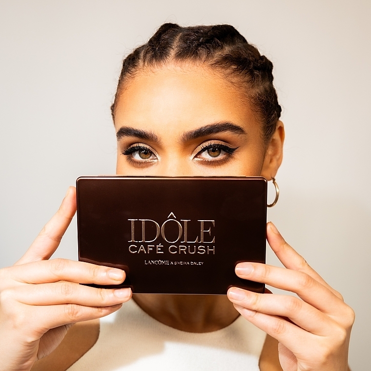 12色入りアイシャドウパレット、輝く仕上がりとマット仕上がり