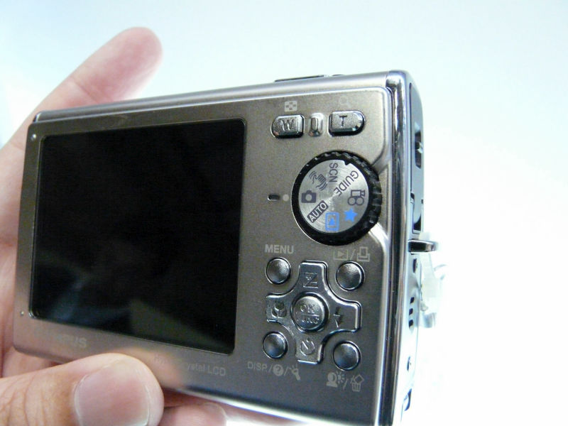 オリンパスの新デジカメ「μ(ミュー) 1030SW」を水に沈め、2メートルの