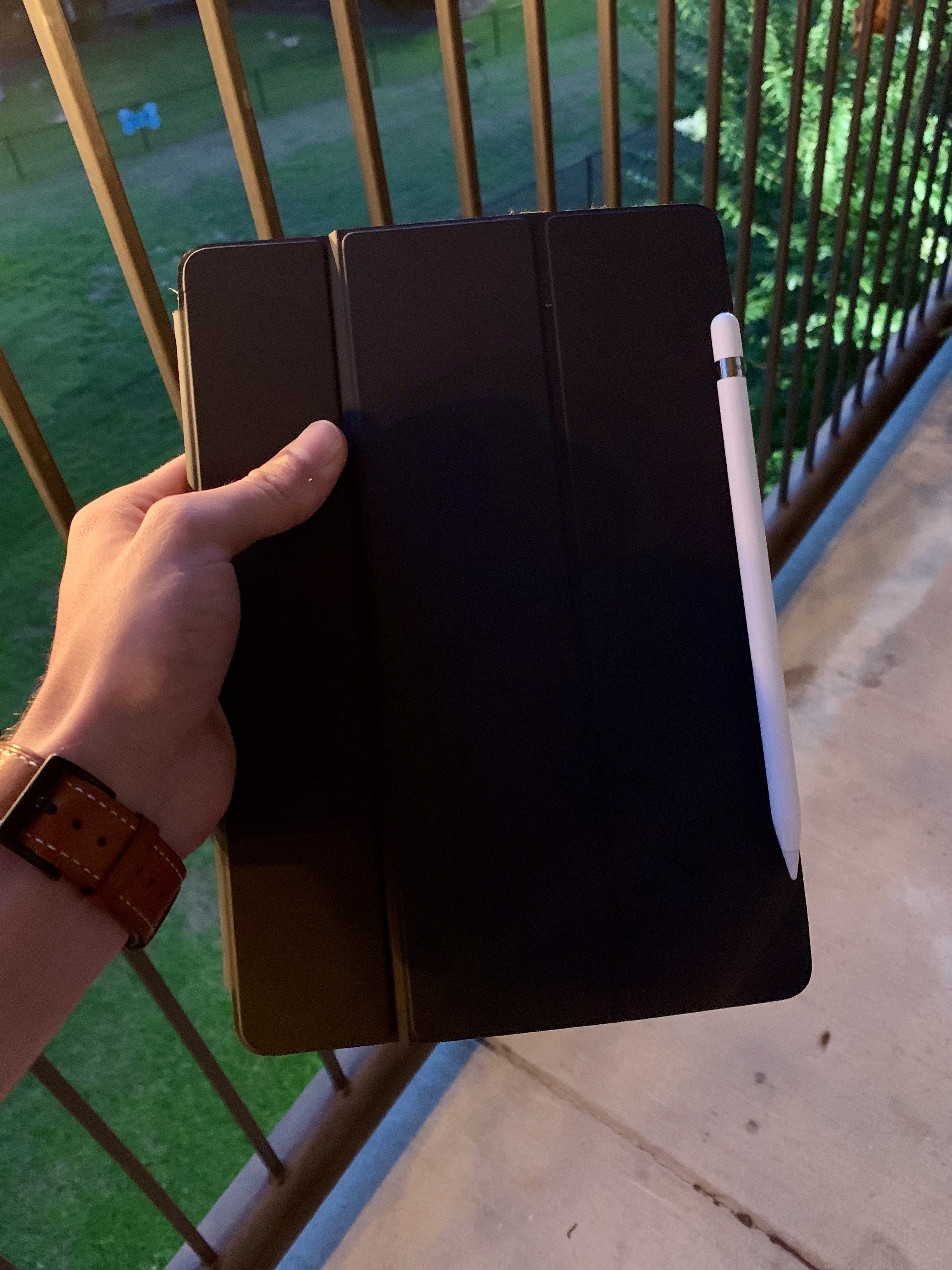 Just noticed the Apple Pencil can attach magnetically to the Smart