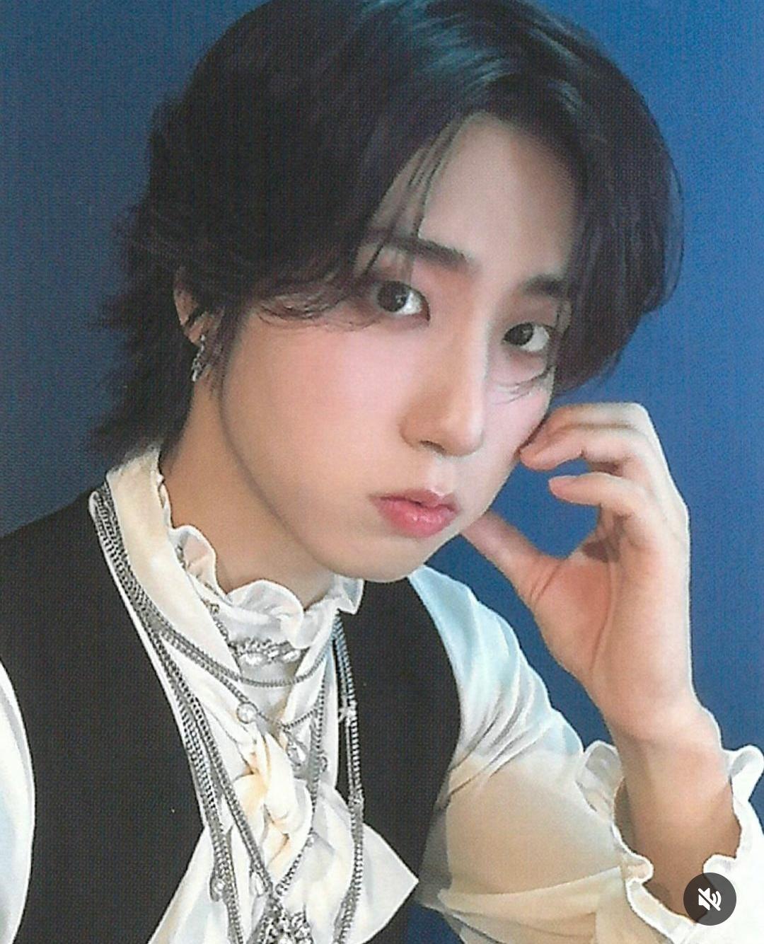 Are there any lose my breath photocards? I see this kind of