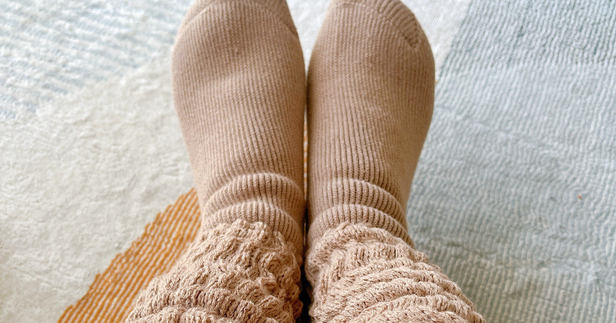 チラ見せピンクに、技あり。【ジ エルダー ステイツマン】のカシミア