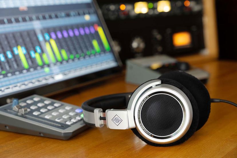 調整不要でスタジオのKHスピーカーの音を再現。ノイマン開放型