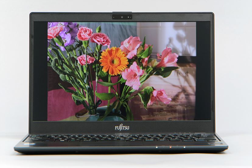 13.3型で約761g！ 今どき珍しい硬派なモバイルノート「FMV LIFEBOOK