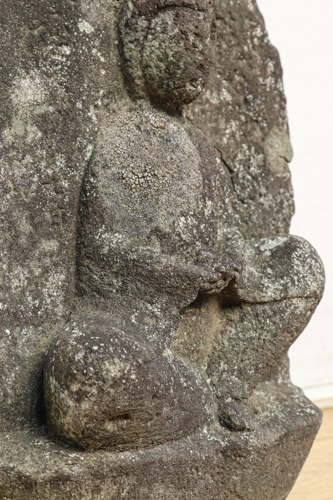 時代を重ねた風合いを纏い静かに佇む石仏 DC6579 – 古福庵 [ KOFUKUAN