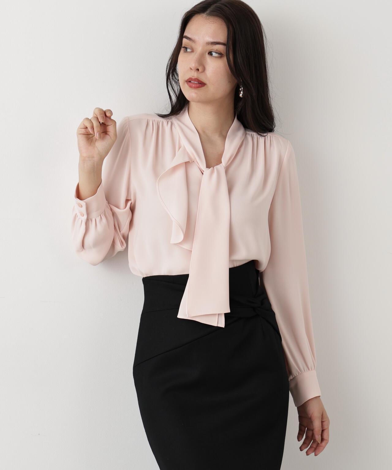 WEB/店舗限定カラー］ラッフルアクセントボウタイブラウス