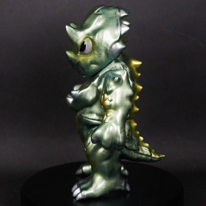 ユーキデイドリーマーの変形ソフビ「ダイノワン(偏光グリーン)」が墓場