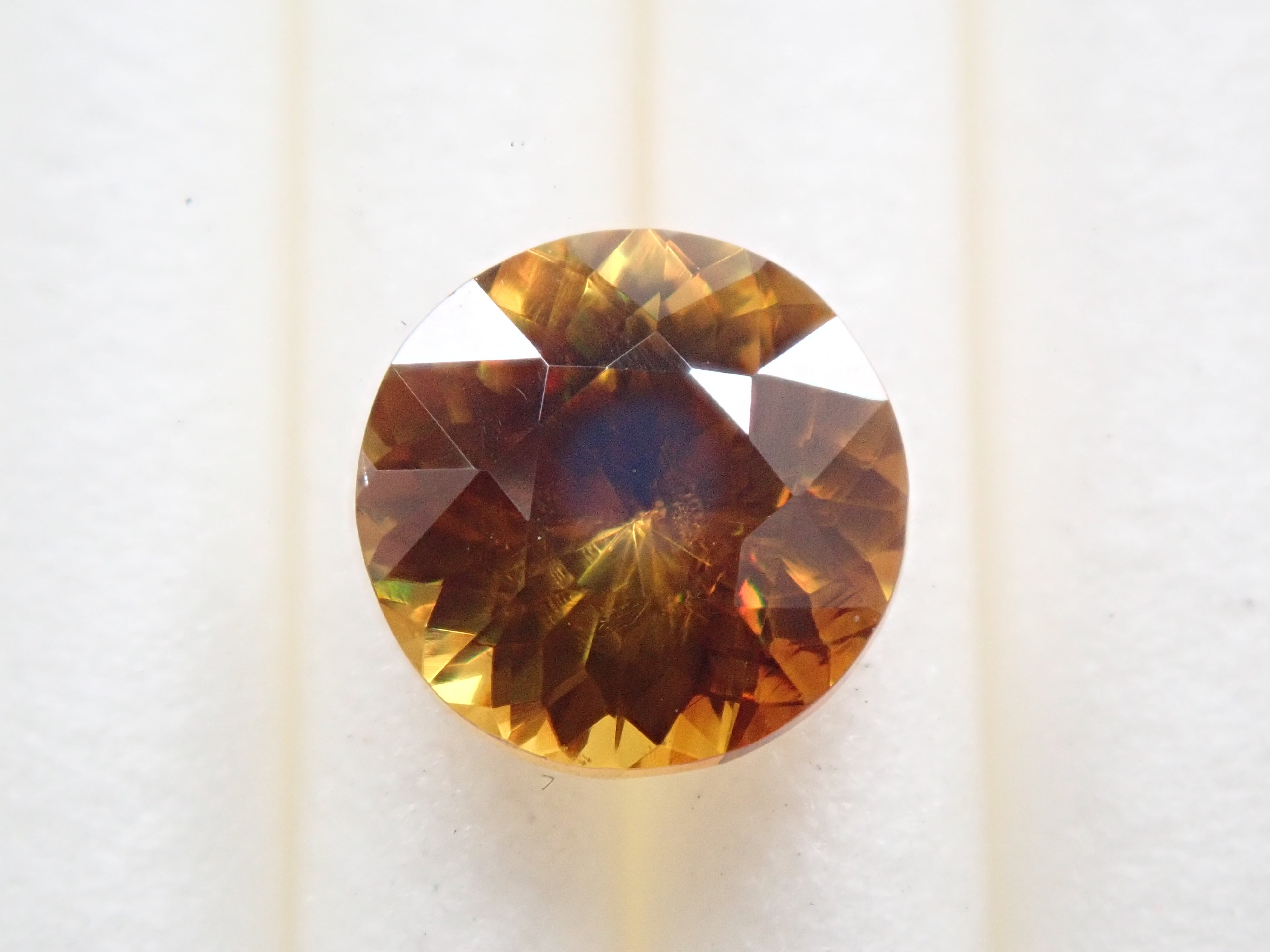 マダガスカル産ゴールデンスフェーン 6.5mm/1.183ctルース