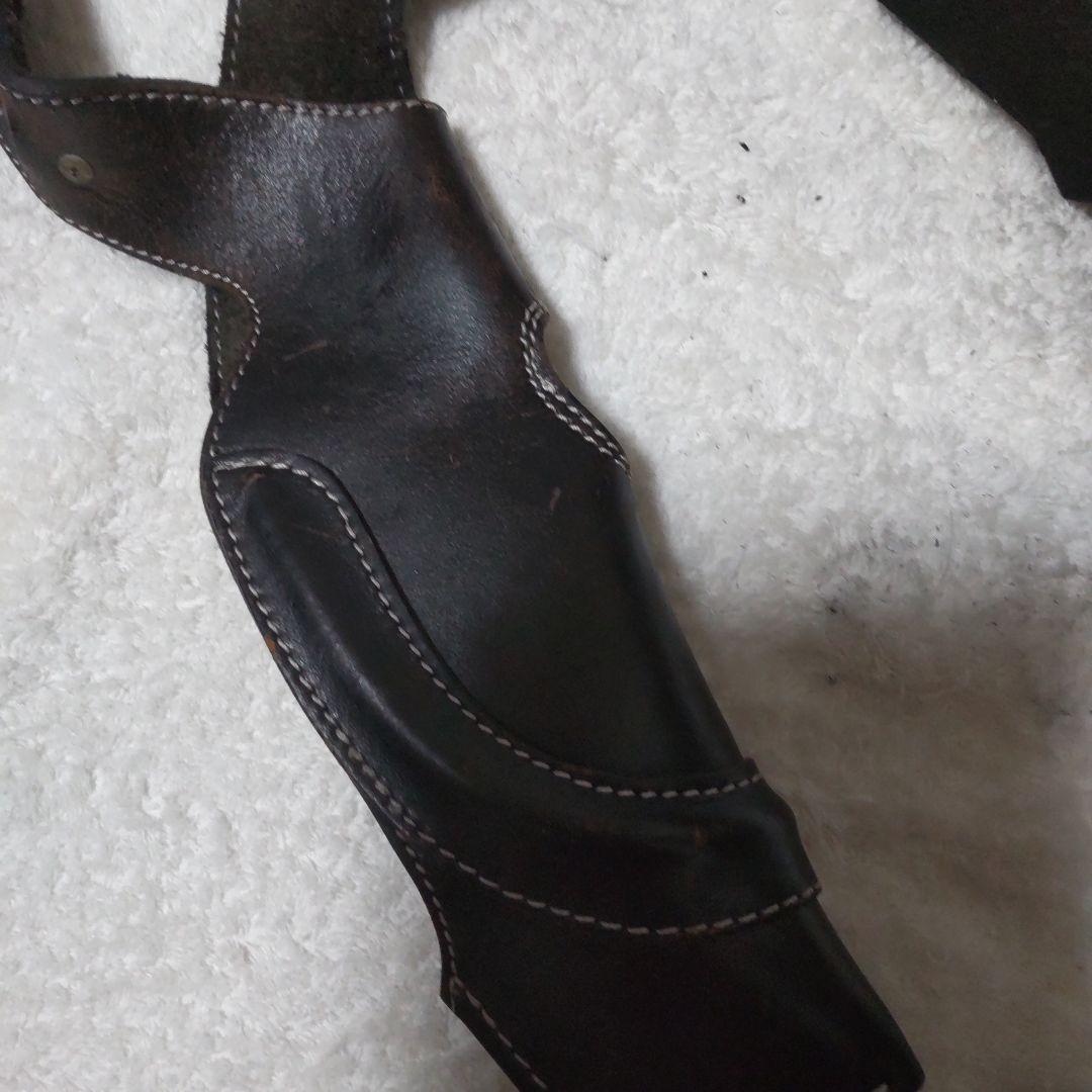 舘ひろしあぶない刑事小道具衣装ホルスター あぶない刑事 撮影合間の舘ひろしさん ショルダーホルスターを外して