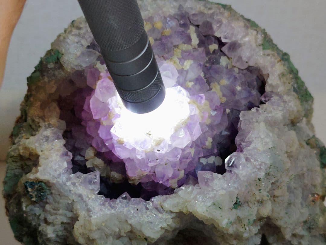 アメジスト 1.8kg 水晶 クォーツ 原石 鑑賞石 自然石 誕生石 鉱物 水石