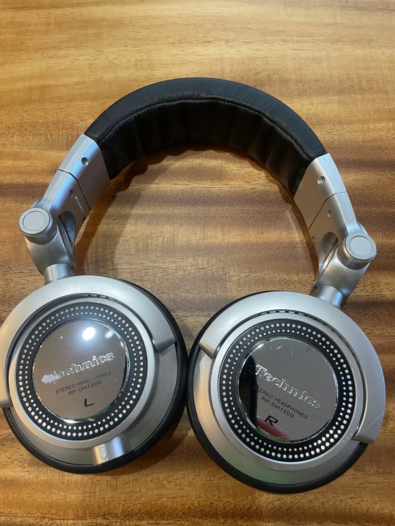 TechnicsステレオヘッドホンシルバーRP-DH1200 概要 密閉型ステレオヘッドホン RP-DH1200 | ヘッドホン／インサイド
