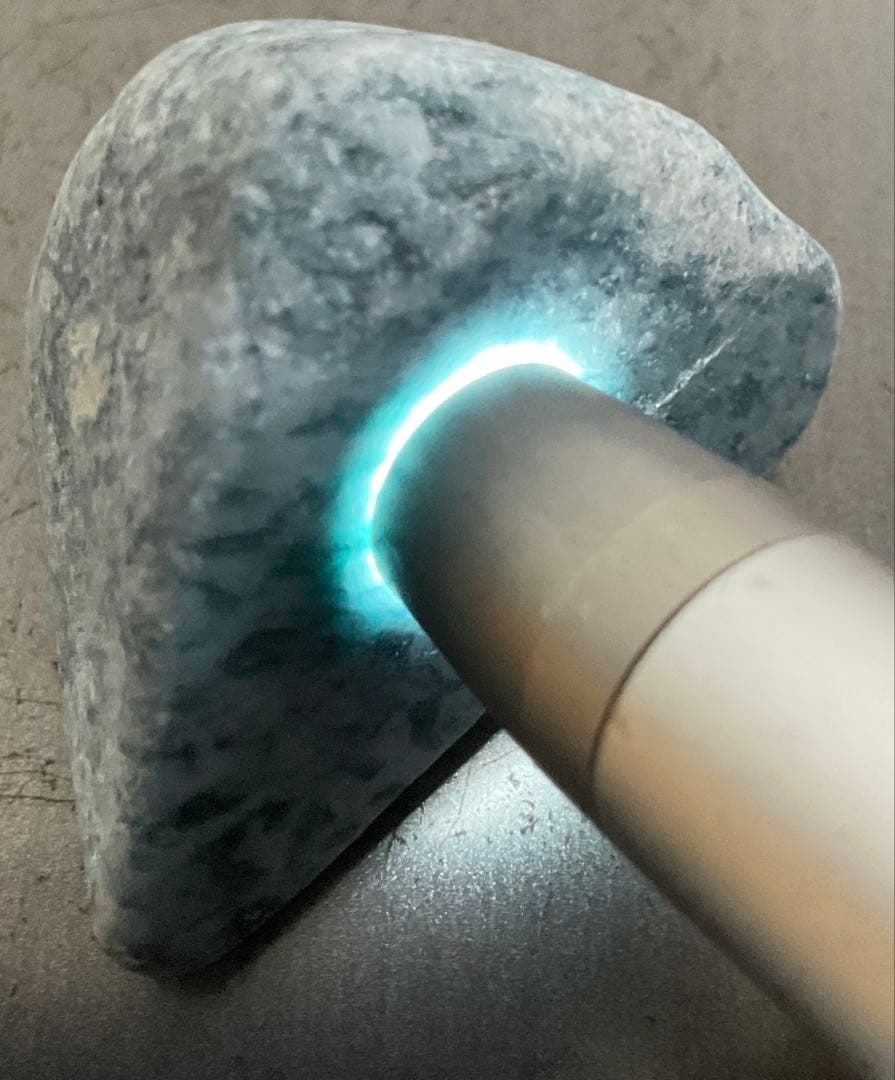 不思議な色］ 表面にコバルト色の透過 糸魚川翡翠32g ヒスイ ひすい