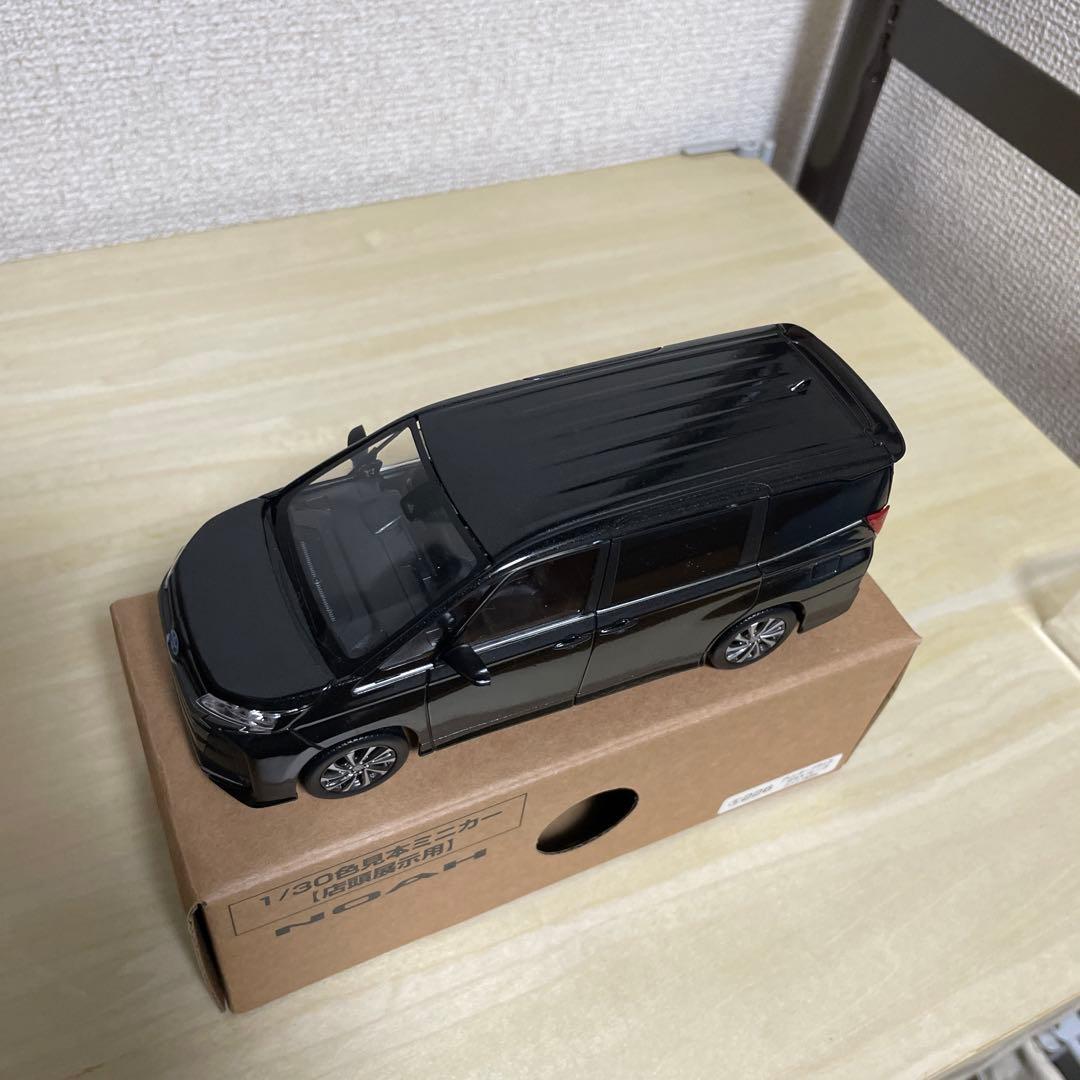 トヨタ ノア グリッターブラックガラスフレークカラーサンプル 色見本