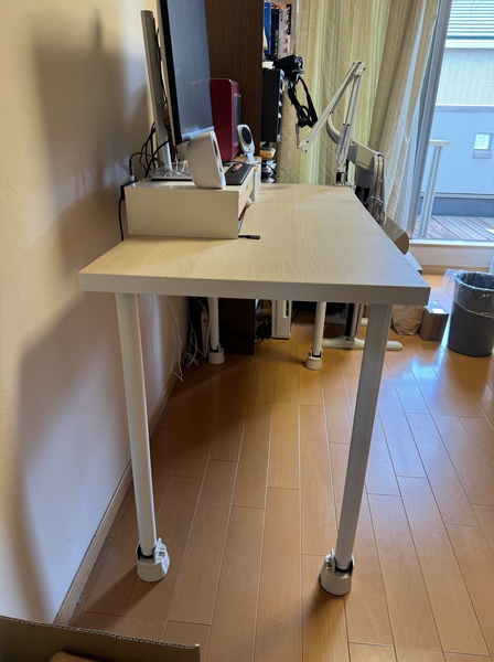 IKEA製のパソコンデスクの高さを上げる方法 | BMWとオープンカー、2台