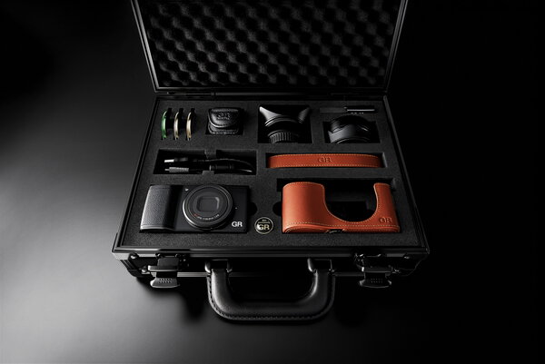 ASCII.jp：リコー、1200台限定の豪華セット「GR II Premium Kit」