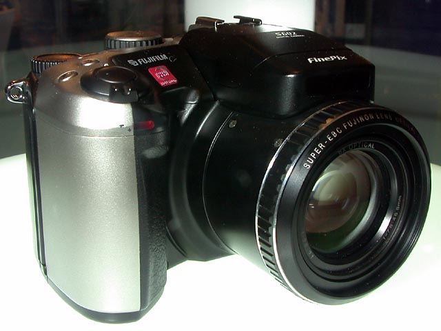 富士フイルム、第三世代スーパーCCDハニカム搭載「FinePix F601」