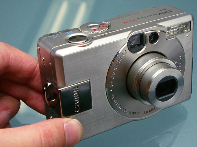 キヤノン、バッテリや撮影感度を改良した新「IXY DIGITAL」