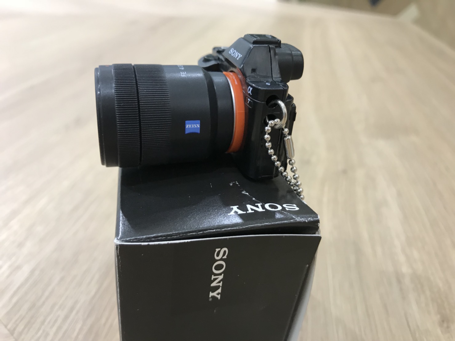 編集部に激レア SONY α7 ミニチュアフィギュアがやってきた！｜Camoor